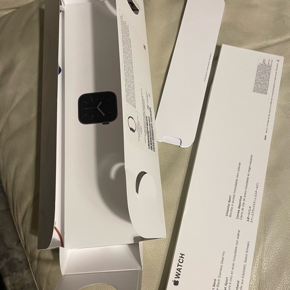 SALE📍📍📍Apple Watch Series 6 40mm with 2 bands and original box - Picture 6 of 7